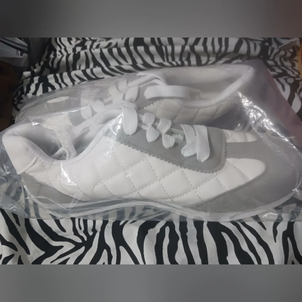 NEW Women Gray & white comfort sport style sneakers - Picture 5 of 8